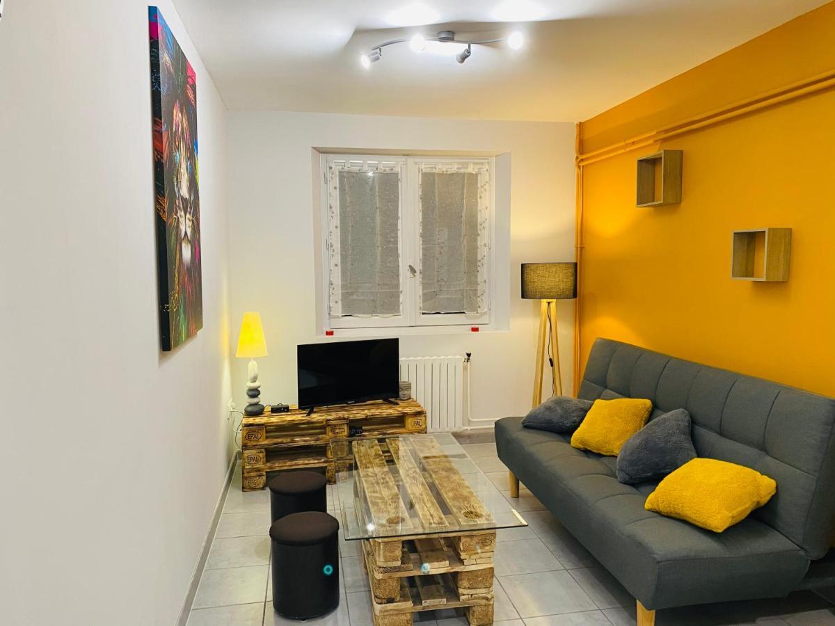 Studio 40m2 plein pied avec parking Jussac Extérieur photo